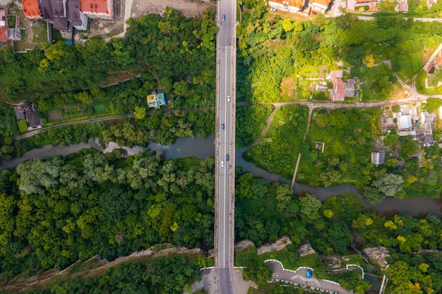 Luftaufnahme der schönen Brücke über das grüne Tal