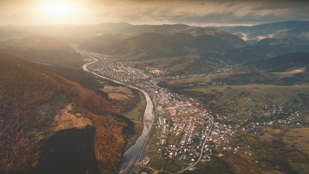 Luftaufnahme der schönen Herbstberglandschaft