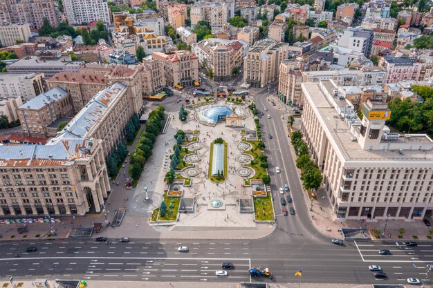 Luftaufnahme der schönen Straßen der Stadt Kiew in der Nähe des Stadtzentrums