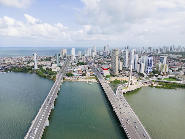 Luftaufnahme der Schrägseilbrücke im Stadtteil Pina in der Stadt Recife, Pernambuco, B