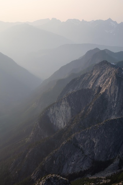 Luftaufnahme der schroffen kanadischen Berglandschaft