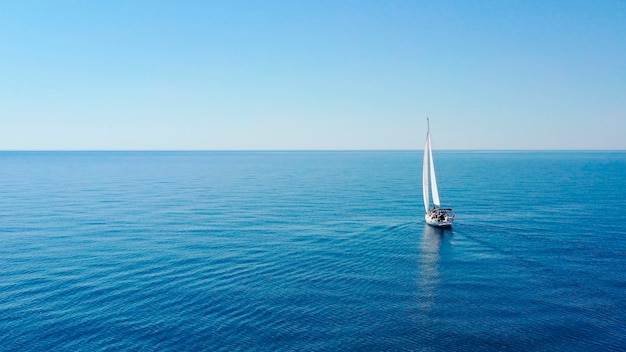 Luftaufnahme der segelnden Luxusyacht auf offenem Meer am sonnigen Tag in Kroatien?