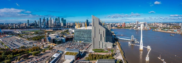 Luftaufnahme der Seilbahnen von Emirates Air Line. Der Service ist die erste städtische Seilbahn Großbritanniens, die über die Themse vom O2 zum Excel Centre führt.