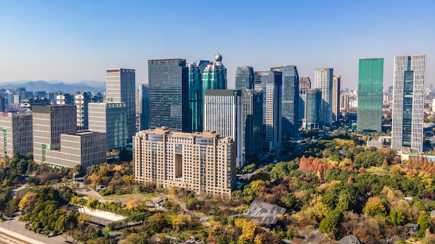 Luftaufnahme der Skyline der modernen städtischen Architekturlandschaft in Hangzhou, China