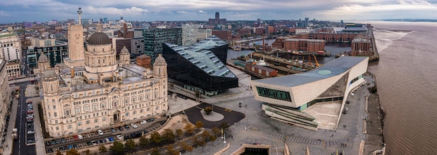 Luftaufnahme der Skyline von Liverpool einschließlich der römisch-katholischen Kathedrale und der Mersey