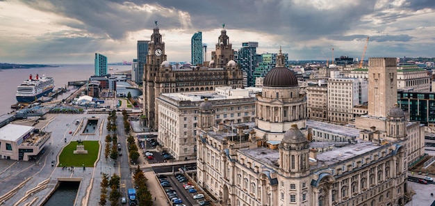 Luftaufnahme der Skyline von Liverpool einschließlich der römisch-katholischen Kathedrale und der Mersey