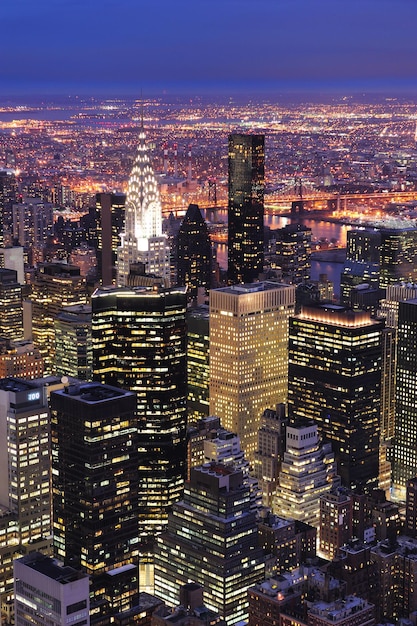 Luftaufnahme der Skyline von New York City Manhattan in der Abenddämmerung