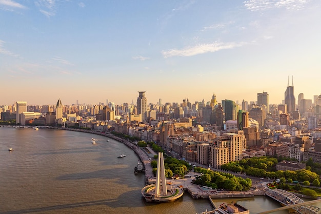 Luftaufnahme der Skyline von Shanghai und der Uferpromenade Bund in China