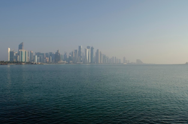 Luftaufnahme der Skyline von West Bay City am Abend, Katar, Naher Osten