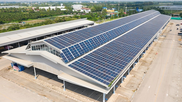 Luftaufnahme der solarzellen auf dem dach, sonnenkollektoren auf einem dach eines großen industriegebäudes oder eines lagers