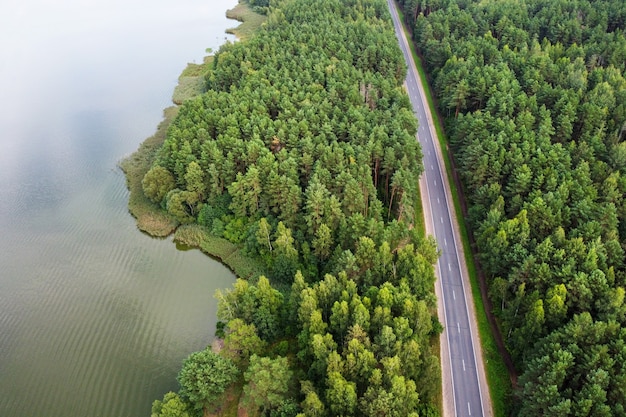 Luftaufnahme der Sommerlandschaft mit Fluss und Straße über Wald