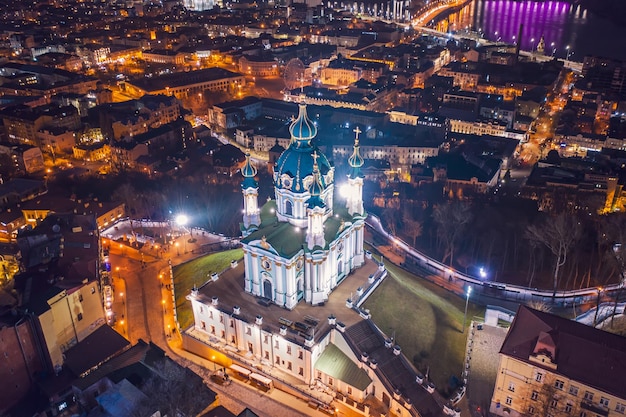 Luftaufnahme der St.-Andreas-Kirche in Kiew, Ukraine