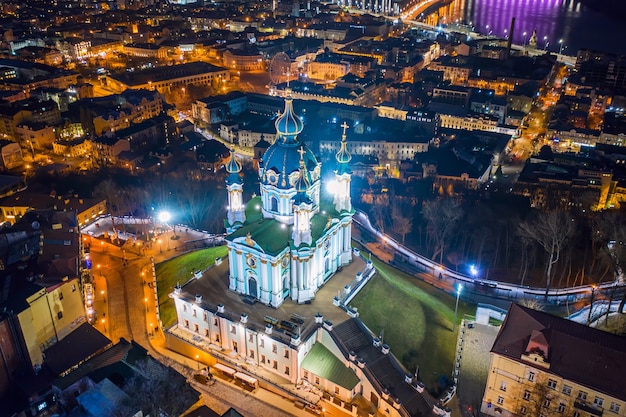 Luftaufnahme der St.-Andreas-Kirche in Kiew, Ukraine