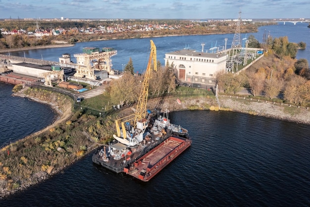 Luftaufnahme der Stadt an der Wolga mit Damm und Wasserkraftwerk im Vordergrund Dubna Russland