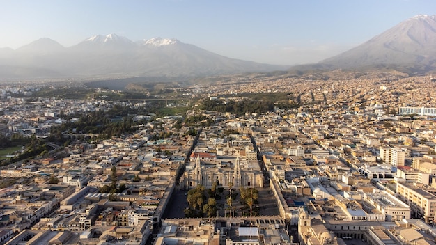 Luftaufnahme der Stadt Arequipa und ihrer Vulkane Peru