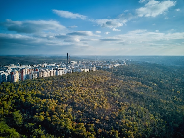 Luftaufnahme der Stadt bei Sonnenuntergang. Schöne Herbststadtlandschaft. Kischinjow, Republik Moldau.