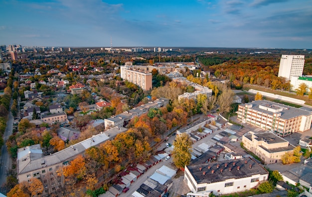 Luftaufnahme der Stadt bei Sonnenuntergang