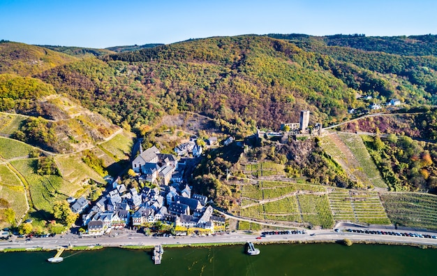 Luftaufnahme der Stadt Beilstein mit Burg Metternich an der Mosel in Rheinland-Pfalz, Deutschland