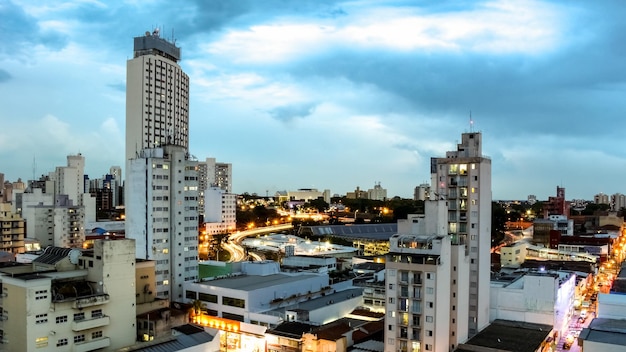 Luftaufnahme der Stadt Campinas Brasilien.