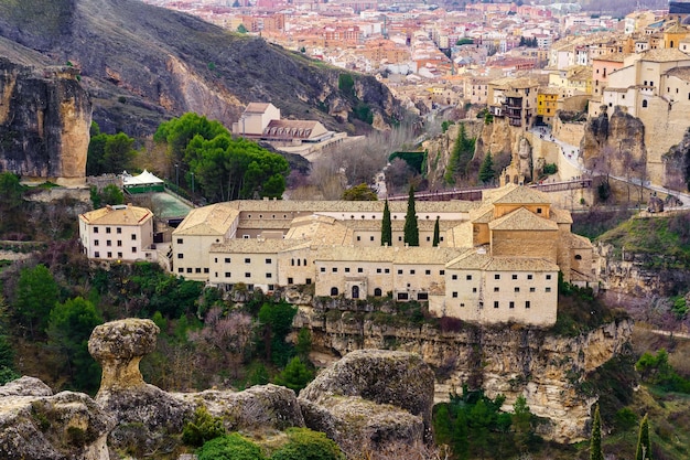 Luftaufnahme der Stadt Cuenca mit ihren alten Häusern und mittelalterlichen Kloster aus Stein Spanien Europa