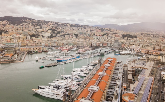 Luftaufnahme der Stadt Genua in Italien