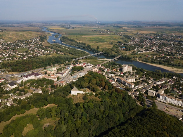 Luftaufnahme der Stadt Halych mit Burgruine auf Hügel, Fluss und Horisont