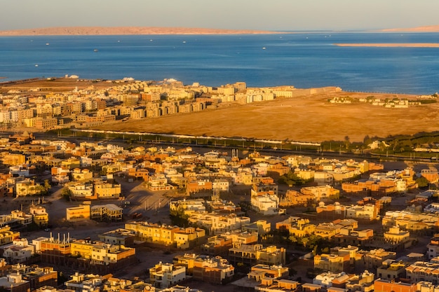 Luftaufnahme der Stadt Hurghada aus dem Flugzeug
