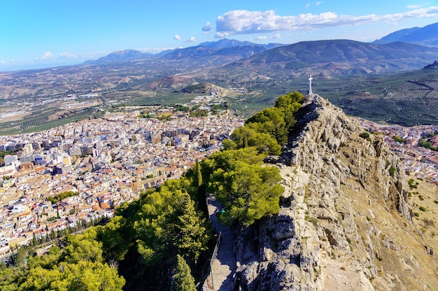 Luftaufnahme der Stadt Jaen und ein großes Kreuz auf dem Gipfel des Berges neben der Stadt. Andalusien spanien.
