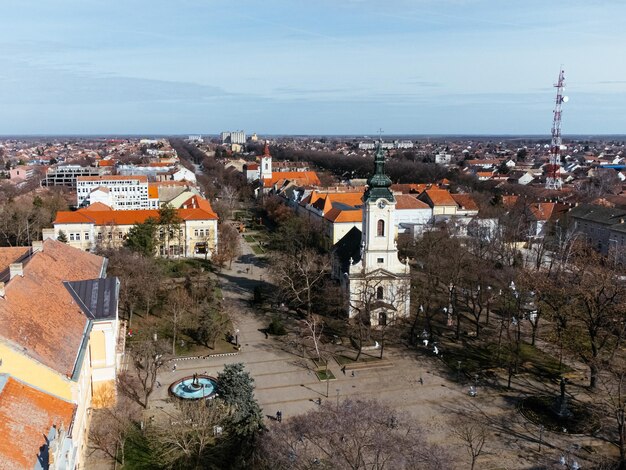 Foto luftaufnahme der stadt kikinda aus der drohne serbien europa