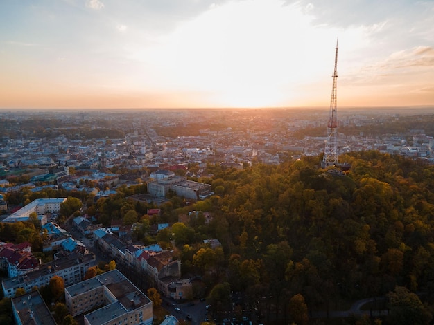 Luftaufnahme der Stadt Lemberg im Herbst