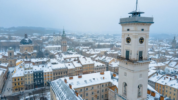 Luftaufnahme der Stadt Lemberg im Winternebel-Tageskopierraum