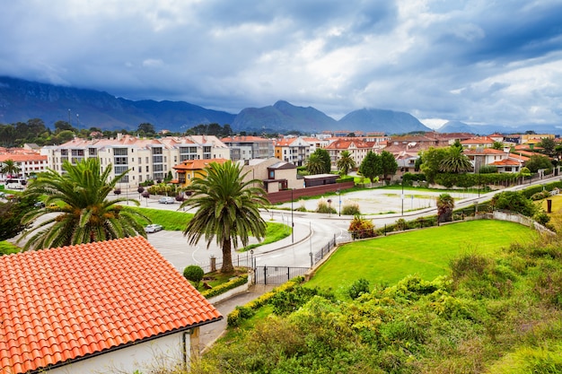 Luftaufnahme der Stadt Llanes. Llanes ist eine Gemeinde der Provinz Asturien im Norden Spaniens.