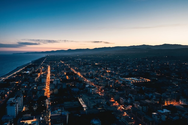 Luftaufnahme der Stadt Locri bei Nacht Kalabrien Italien