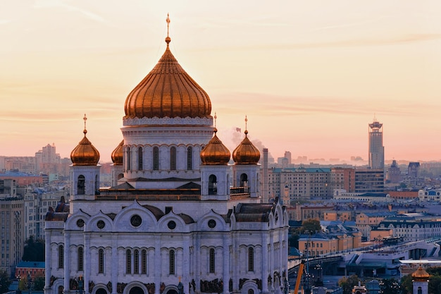 Luftaufnahme der Stadt Moskau mit der Christus-Erlöser-Kirche, Russland am Morgen im Herbst.