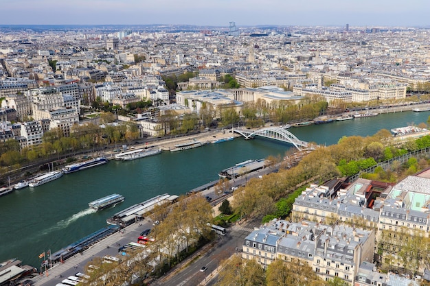 Luftaufnahme der Stadt Paris und der Seine vom Eiffelturm. Frankreich. April 2019