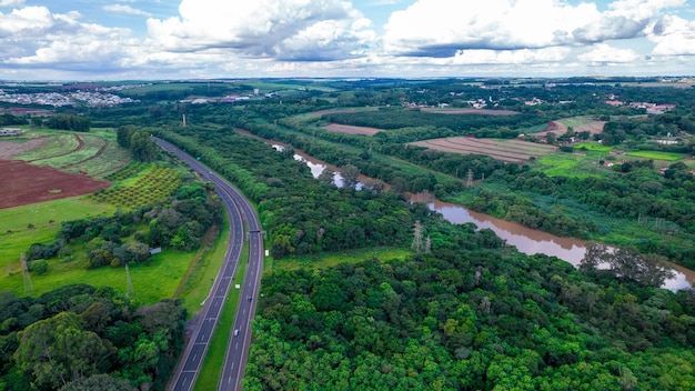 Luftaufnahme der Stadt Piracicaba in Sao Paulo, Brasilien Fluss Piracicaba mit Bäumen, Häusern und Büros