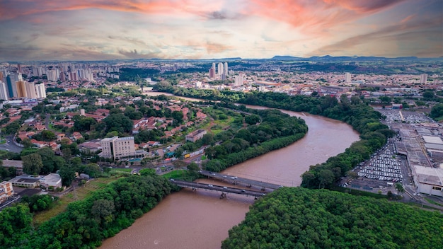 Luftaufnahme der Stadt Piracicaba in Sao Paulo, Brasilien Fluss Piracicaba mit Bäumen, Häusern und Büros