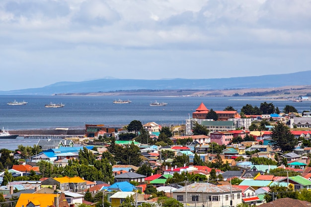 Luftaufnahme der Stadt Punta Arenas mit der Magellanstraße im Hintergrund