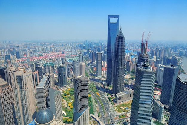 Luftaufnahme der stadt shanghai mit urbaner architektur und blauem himmel am tag.