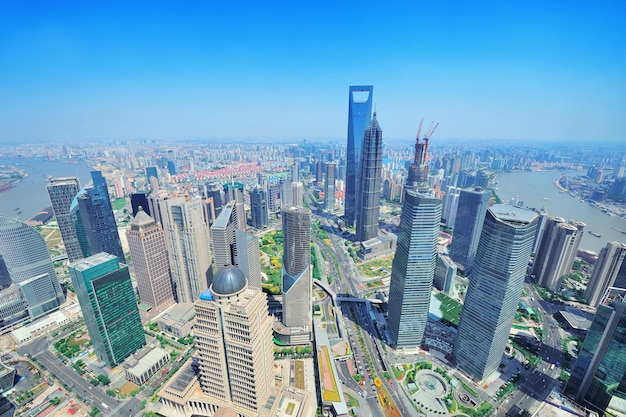 Luftaufnahme der stadt shanghai mit urbaner architektur und blauem himmel am tag.