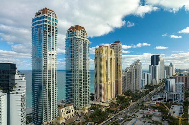 Luftaufnahme der Stadt Sunny Isles Beach mit verstopftem Straßenverkehr und luxuriösen Hochhaushotels und Eigentumswohnungen am Atlantikufer der amerikanischen Tourismusinfrastruktur im Süden Floridas