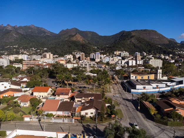 Luftaufnahme der Stadt Teresopolis Berge und Hügel mit blauem Himmel und vielen Häusern in der Bergregion von Rio de Janeiro Brasilien Drohnenfoto Araras Teresopolis Sonniger Tag Sonnenaufgang