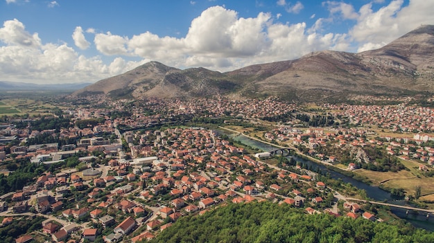 Luftaufnahme der Stadt Trebinje