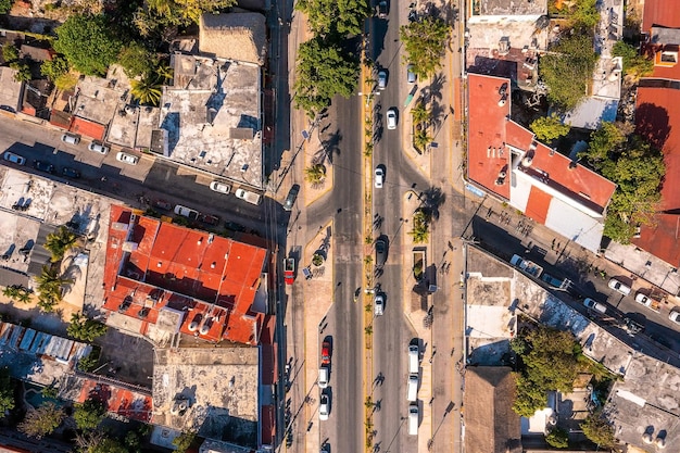 Luftaufnahme der Stadt Tulum von oben. Kleines mexikanisches Dorf in der Nähe von Cancun.