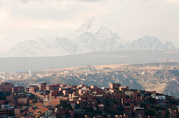 Luftaufnahme der Stadt und der Berge gegen den Himmel