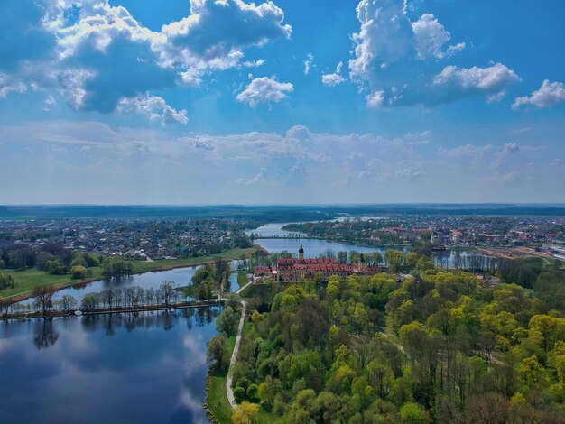 Luftaufnahme der Stadt vom Meer gegen den Himmel