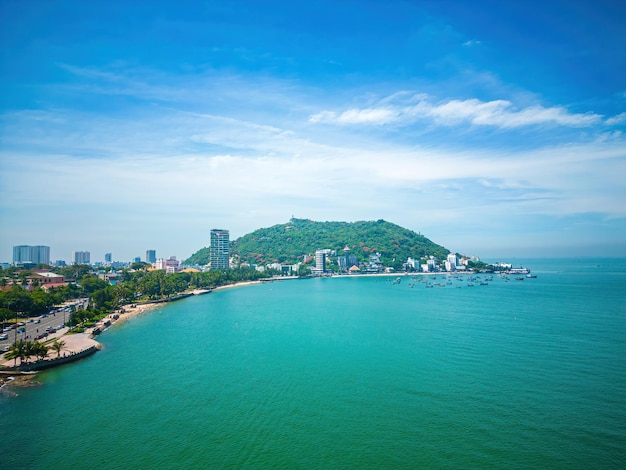 Luftaufnahme der Stadt Vung Tau mit wunderschönem Sonnenuntergang und so vielen Booten Panoramablick auf die Küste von Vung Tau von oben mit Wellen, Küstenstraßen, Kokospalmen und dem Berg Tao Phung in Vietnam