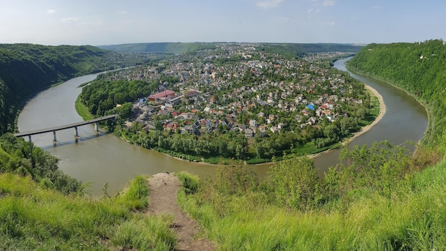 Luftaufnahme der Stadt Zalishchyky Ukraine