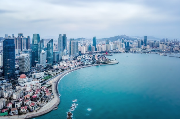 Luftaufnahme der Stadtlandschaft von Qingdao bei Nacht