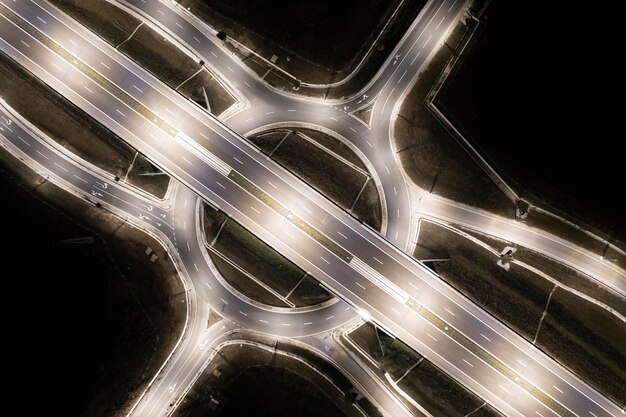 Luftaufnahme der städtischen Autobahnkreuzungsstraße im Nachtlicht